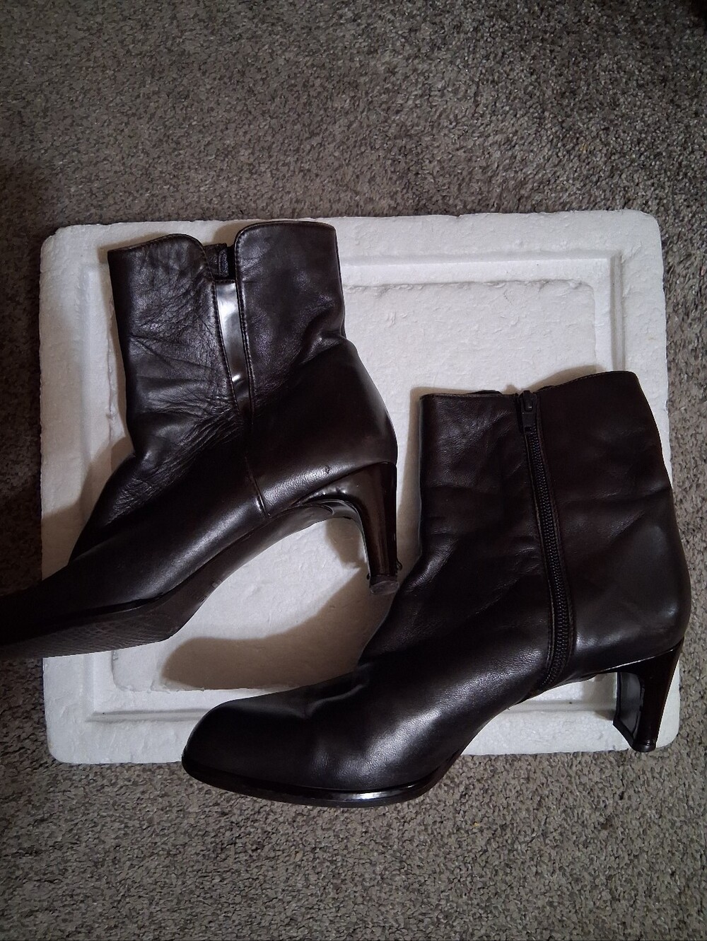 Stuart Weitzman leather ankle boot, .brown Sz 7.5. Side Zipper